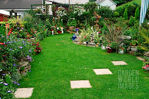 SMALL_GARDEN_WITH_FLOWER_BORDERS__STEPPING_STONES_ON_LAWN_AND_CONTAINERS