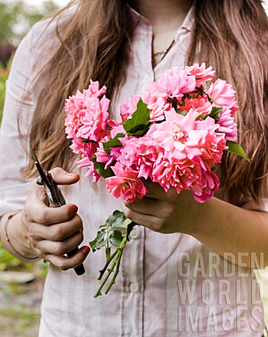 Woman_with_rose_bouquet