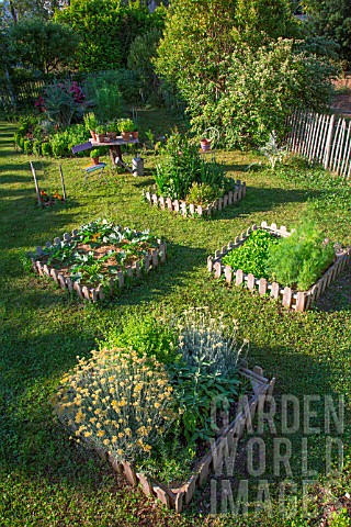 Square_foot_kitchen_garden_in_June_Provence_France