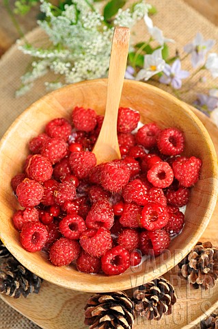 Soft_fruit_dessert_Raspberries_and_red_currants_from_the_garden_in_a_wooden_bowl_country_atmosphere_