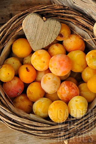 Mirabelles_fruit_in_a_small_wicker_basket_and_wooden_heart