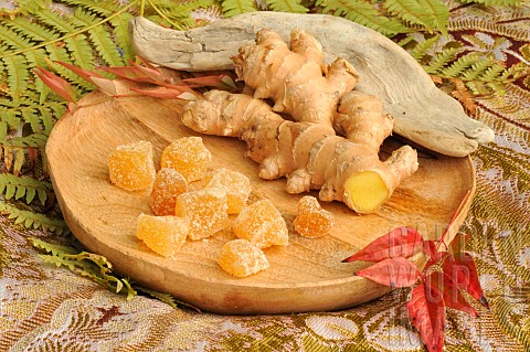 Ginger_rhizome_Zingiber_officinale_and_candied_fruit_in_a_wooden_plate