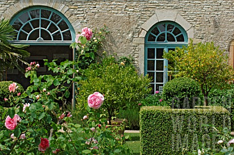 Garden_scenery_with_Roses_at_Chateau_de_Cormatin_France