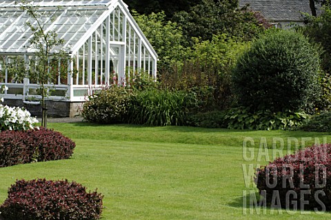 Lawn_and_greenhouse_at_Malleny_Garden_Scotland