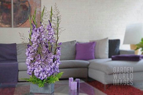 FLOWER_ARRANGEMENT_IN_PURPLE_AND_LAVENDER_WITH_GLADIOLUS