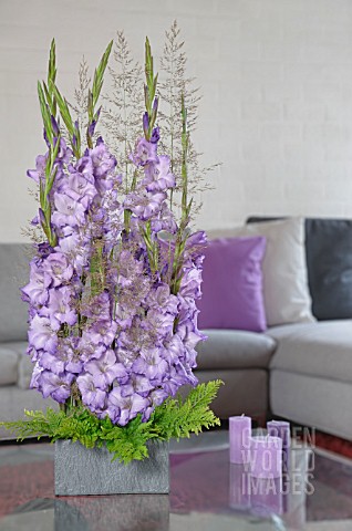 FLOWER_ARRANGEMENT_IN_PURPLE_AND_LAVENDER_WITH_GLADIOLUS