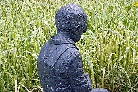 SCULPTURE_OF_CHILD_AT_HARLOW_CARR_GARDEN