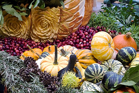 DISPLAY_OF_GOURDS_SQUASHES_AND_CARVED_AUTUMN_PRODUCE