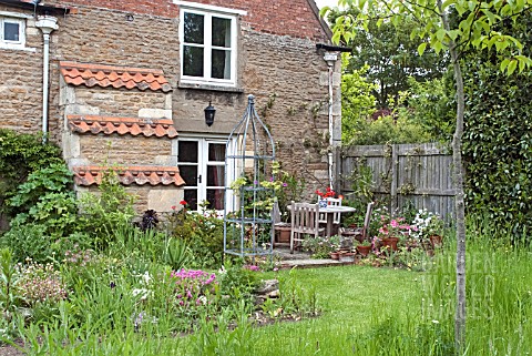 TERRACE_MEADOW_AND_DRY_GARDEN_AT_WAKEFIELDS