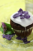 MUFFIN WITH GLAZED VIOLETS