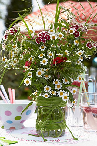 UPCYCLING_OLD_JAM_JARS_FLOWERS_PLACED_IN_JAR