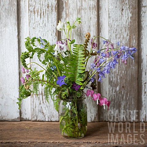 WOODLAND_FERNS_IN_JAR_WITH_VINCA_BLUEBELLS_AND_DICENTRA
