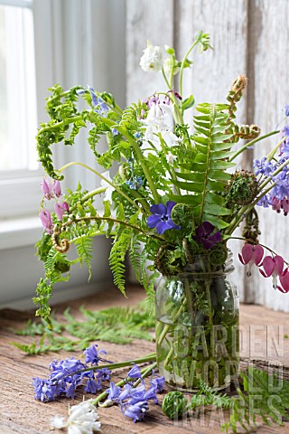 WOODLAND_FERNS_IN_JAR_WITH_VINCA_BLUEBELLS_AND_DICENTRA