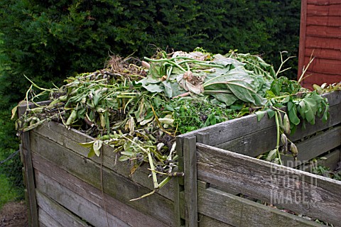 MAKING_COMPOST_WITH_GARDEN_WASTE