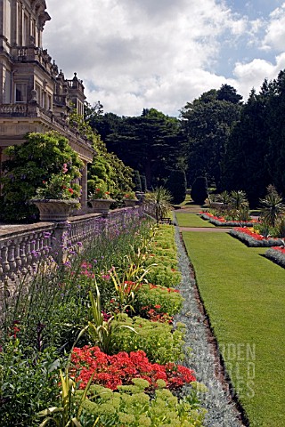 VIEW_WITH_CLASSICAL_BALUSTRADE_AT_DYFFRYN_GARDENS