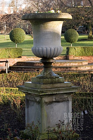 CLASSICAL_URN_WITH_TOPIARY