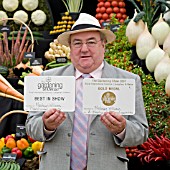 MEDWYN WILLIAMS WITH HIS BEST IN SHOW VEGETABLES AT LLANGOLLEN GARDENING SHOW 2007