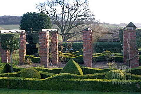 TOPIARY_AT_FELLEY_PRIORY__NOTTINGHAM