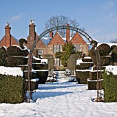 FELLEY PRIORY TOPIARY IN SNOW