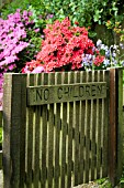 NO CHILDREN SIGN ON GATE