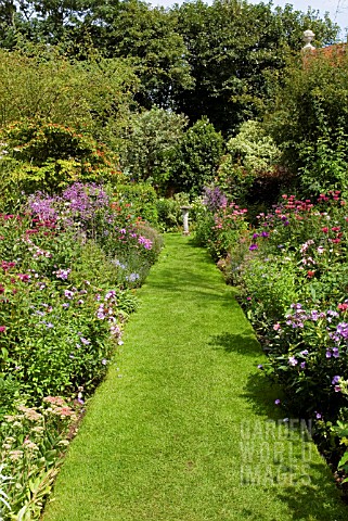 HERBACEOUS_BORDER_AT_STONEHOUSE_COTTAGE_GARDEN