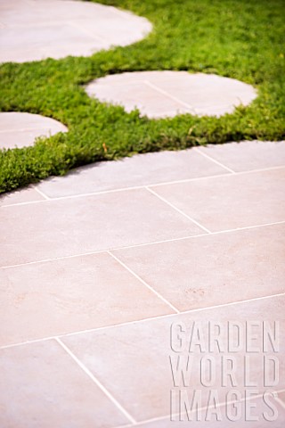 ROUND_PAVING_BETWEEN_CHAMOMILE