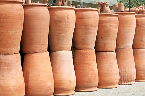 STACKS_OF_TERRACOTTA_POTS_ON_DISPLAY_AT_A_MARKET_IN_LEBANON