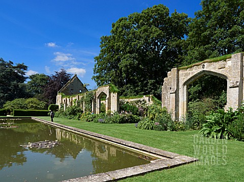 LILY_POND_AND_TITHE_BARN_SUDELEY_CASTLE_GARDENS