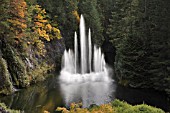 BUTCHART GARDENS, THE ROSS FOUNTAIN IN AUTUMN