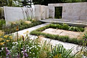 THE TRAVELLERS GARDEN, HAMPTON COURT PALACE FLOWER SHOW 2008, DESIGNED BY AMANDA PATTON, AWARDED SILVER GILT