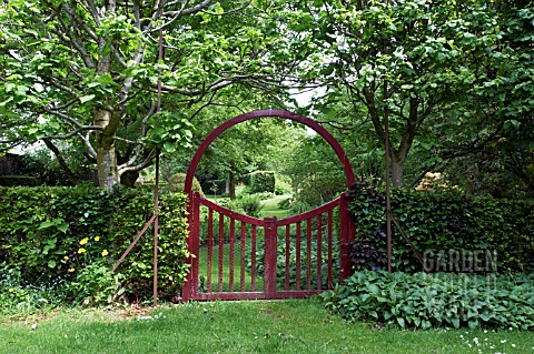 RED_GATE_AND_HEDGE