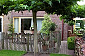 GARDEN STORY LIA WALLENBURG - VIEW WITH HOUSE