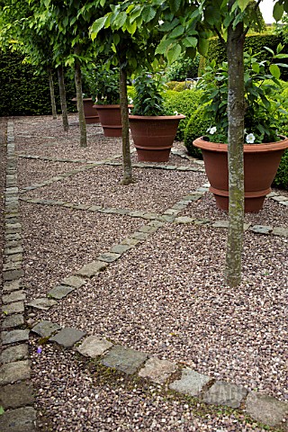 PATH_DESIGN_OF_COBBLES_AND_GRAVEL_AT_WOLLERTON_OLD_HALL
