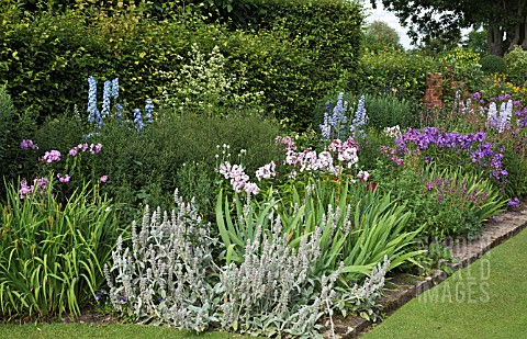 WIDE_BORDER_EDGED_WITH_BRICKS_AT_WOLLERTON_OLD_HALL