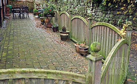 STYLISH_FENCE_AROUND_PATIO_AREA_WITH_CONTAINERS