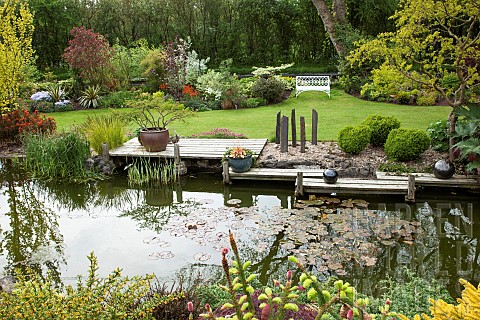Pond_with_decking
