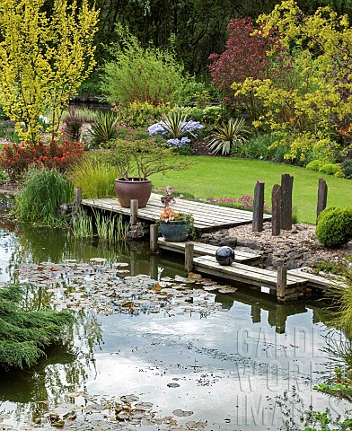 Pond_with_decking_area