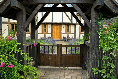 Wooden_Lych_gate_leading_to_front_door