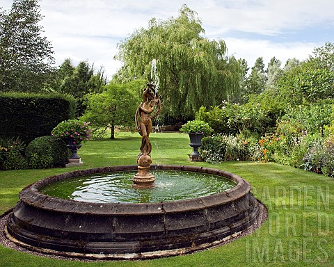 Rectangular_water_fountain_with_statue_of_boy_in_centre_of_lawn