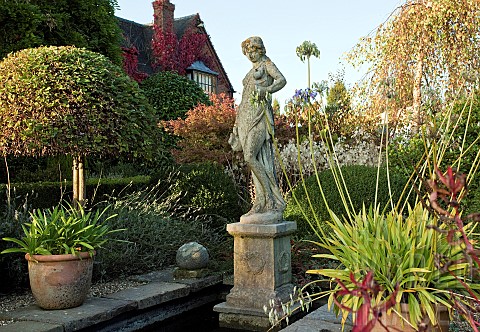 Classical_Statuary_in_canal_garden