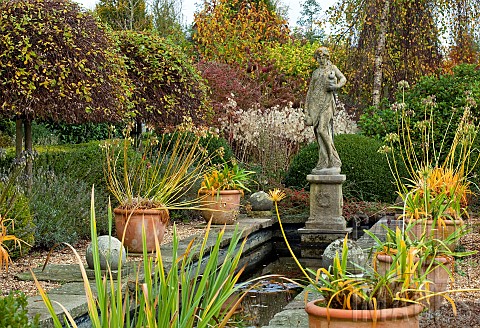 Canal_garden_with_terra_cotta_pots_and_statuary