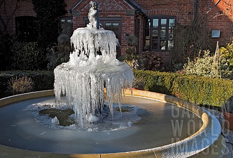 Frozen_ornate_water_fountain_and_statue