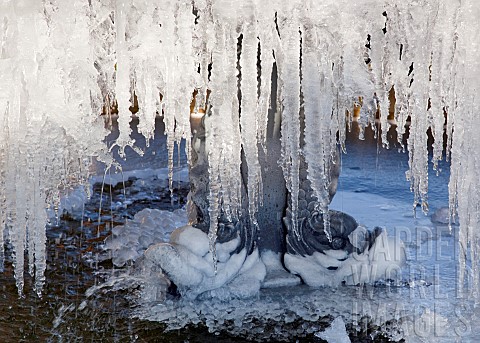 Frozen_ornate_water_fountain_in_Winter