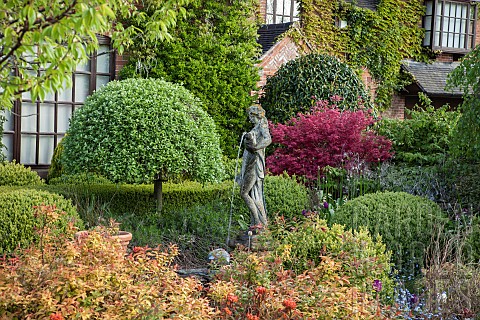Semi_formal_garden_with_statue_and_fountain