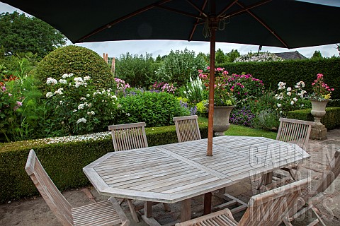 Patio_area_with_wooden_garden_furniture_parasol