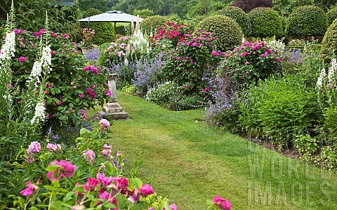 Wide_borders_of_summer_flowering_herbaceous_perennials_lawns