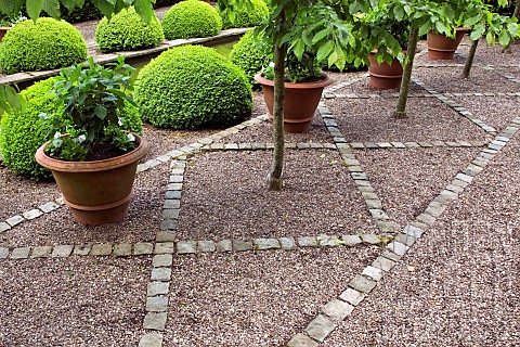Path_design_of_cobbles_and_gravel_in_country_garden