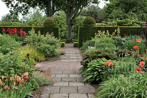 Colour_themed_borders_of_herbaceous_perennials