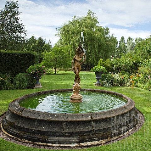 Rectangular_water_fountain_with_statue_of_boy_in_centre_of_lawn