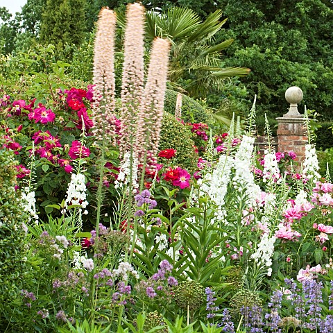 Borders_of_herbaceous_perennials_mature_trees_and_shrubs